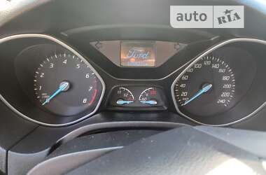 Хэтчбек Ford Focus 2012 в 