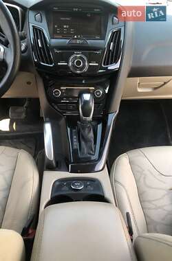 Хэтчбек Ford Focus 2012 в 