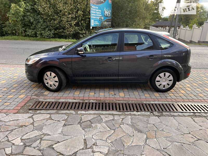 Хэтчбек Ford Focus 2010 в 
