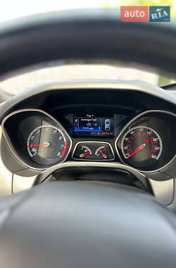 Хэтчбек Ford Focus 2012 в 