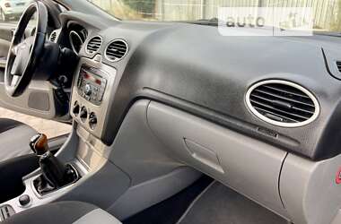 Хэтчбек Ford Focus 2011 в 