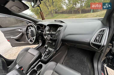 Хэтчбек Ford Focus 2012 в 