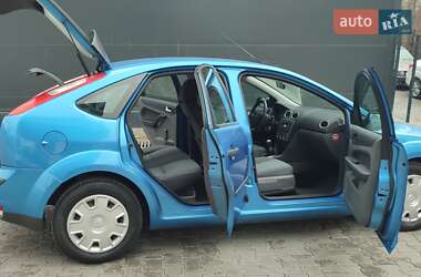 Хэтчбек Ford Focus 2005 в 