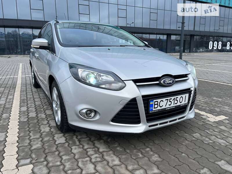 Хэтчбек Ford Focus 2011 в 