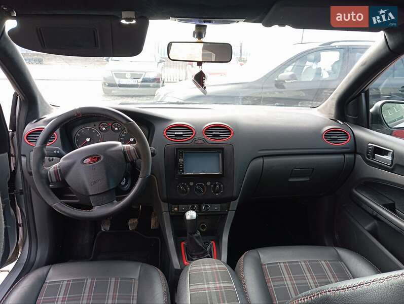 Хэтчбек Ford Focus 2004 в Хусте