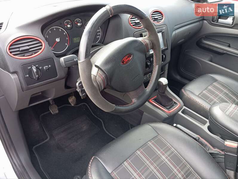 Хэтчбек Ford Focus 2004 в Хусте