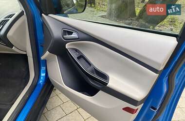 Хэтчбек Ford Focus 2012 в 