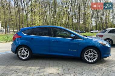 Хэтчбек Ford Focus 2012 в 