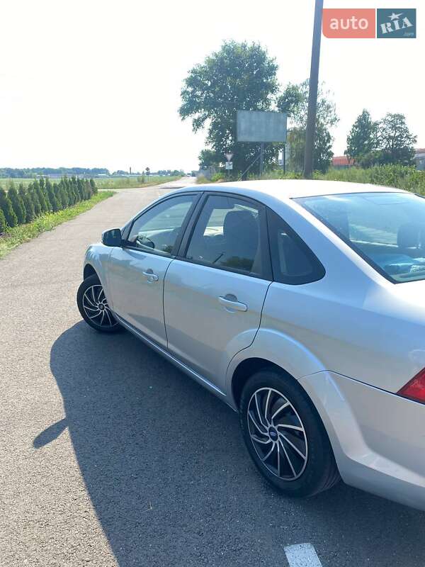 Седан Ford Focus 2011 в Березане