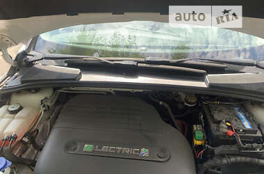 Хэтчбек Ford Focus 2012 в 