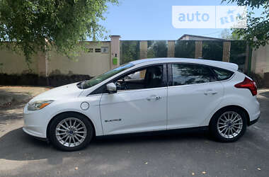 Хэтчбек Ford Focus 2012 в 