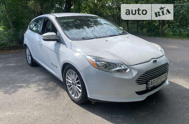 Хэтчбек Ford Focus 2012 в 