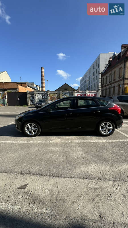 Хэтчбек Ford Focus 2011 в 