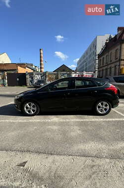 Хэтчбек Ford Focus 2011 в 