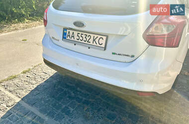 Хэтчбек Ford Focus 2012 в 