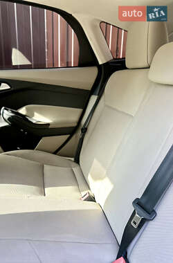 Хэтчбек Ford Focus 2012 в 