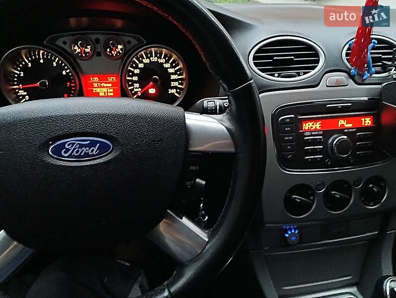 Хэтчбек Ford Focus 2010 в Ровно