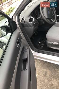 Хэтчбек Ford Focus 2005 в 