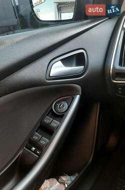 Хэтчбек Ford Focus 2013 в 