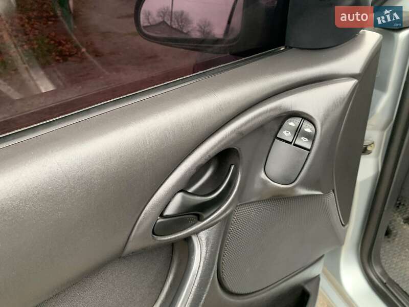 Хэтчбек Ford Focus 2004 в Теофиполе
