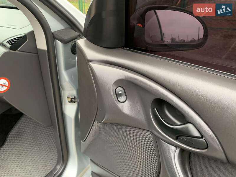 Хэтчбек Ford Focus 2004 в Теофиполе