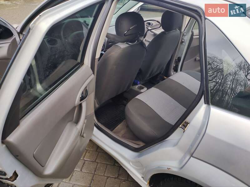 Седан Ford Focus 2003 в Долине