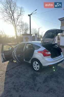 Хэтчбек Ford Focus 2011 в 