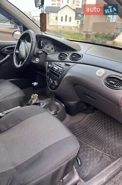 Хэтчбек Ford Focus 2001 в 