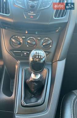 Хэтчбек Ford Focus 2011 в 