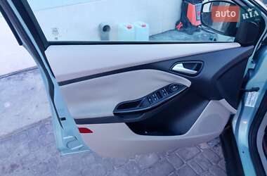 Хэтчбек Ford Focus 2012 в 