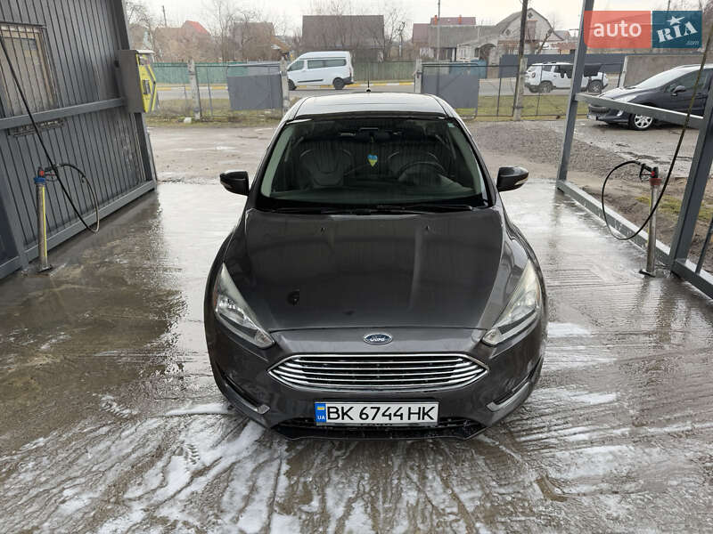 Хэтчбек Ford Focus 2015 в 