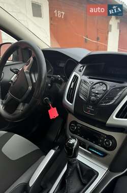 Хэтчбек Ford Focus 2011 в 