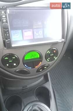 Хэтчбек Ford Focus 2004 в 