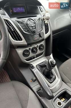 Хэтчбек Ford Focus 2012 в 