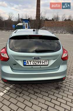 Хэтчбек Ford Focus 2012 в 