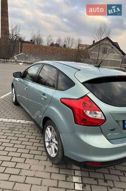 Хэтчбек Ford Focus 2012 в 