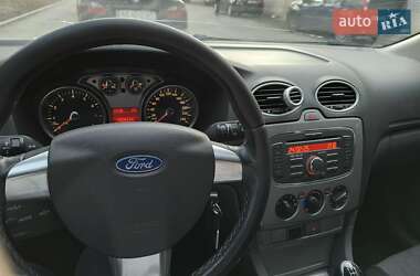 Хэтчбек Ford Focus 2011 в 