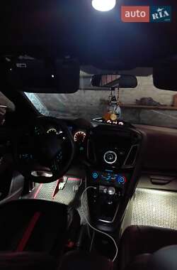 Хэтчбек Ford Focus 2015 в 