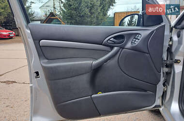 Хэтчбек Ford Focus 2001 в 