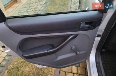 Хэтчбек Ford Focus 2011 в 