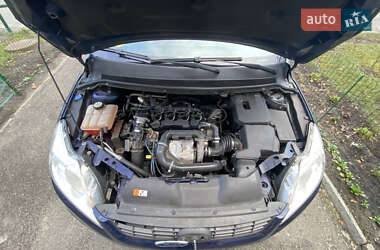 Хэтчбек Ford Focus 2011 в 