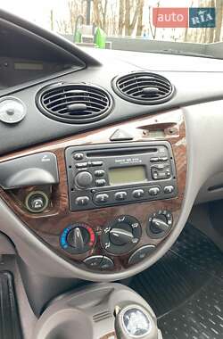 Хэтчбек Ford Focus 1998 в 