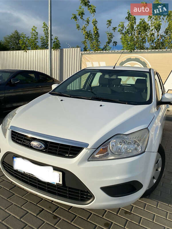 Хэтчбек Ford Focus 2011 в 