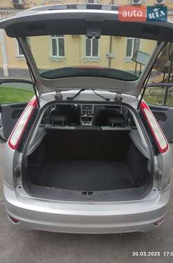 Хэтчбек Ford Focus 2010 в 