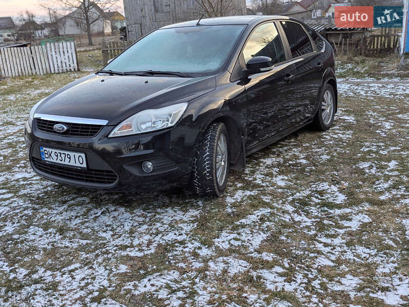 Хэтчбек Ford Focus 2011 в Рокитном