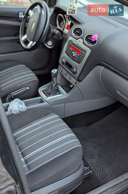 Хэтчбек Ford Focus 2011 в 