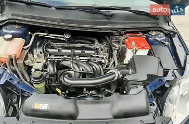 Хэтчбек Ford Focus 2011 в 