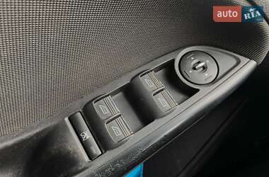 Хэтчбек Ford Focus 2012 в 