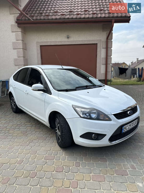 Хэтчбек Ford Focus 2010 в 