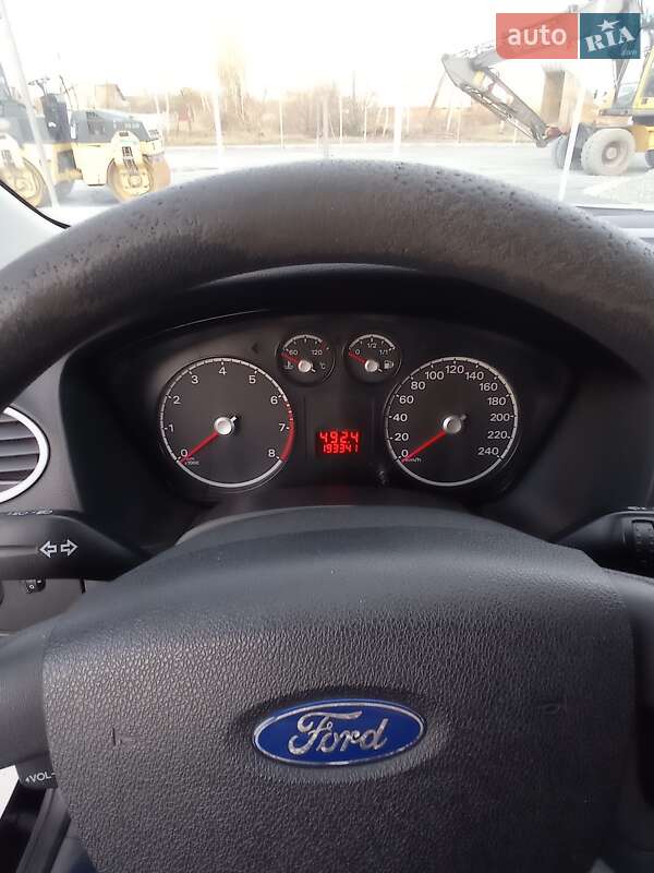 Хэтчбек Ford Focus 2011 в 